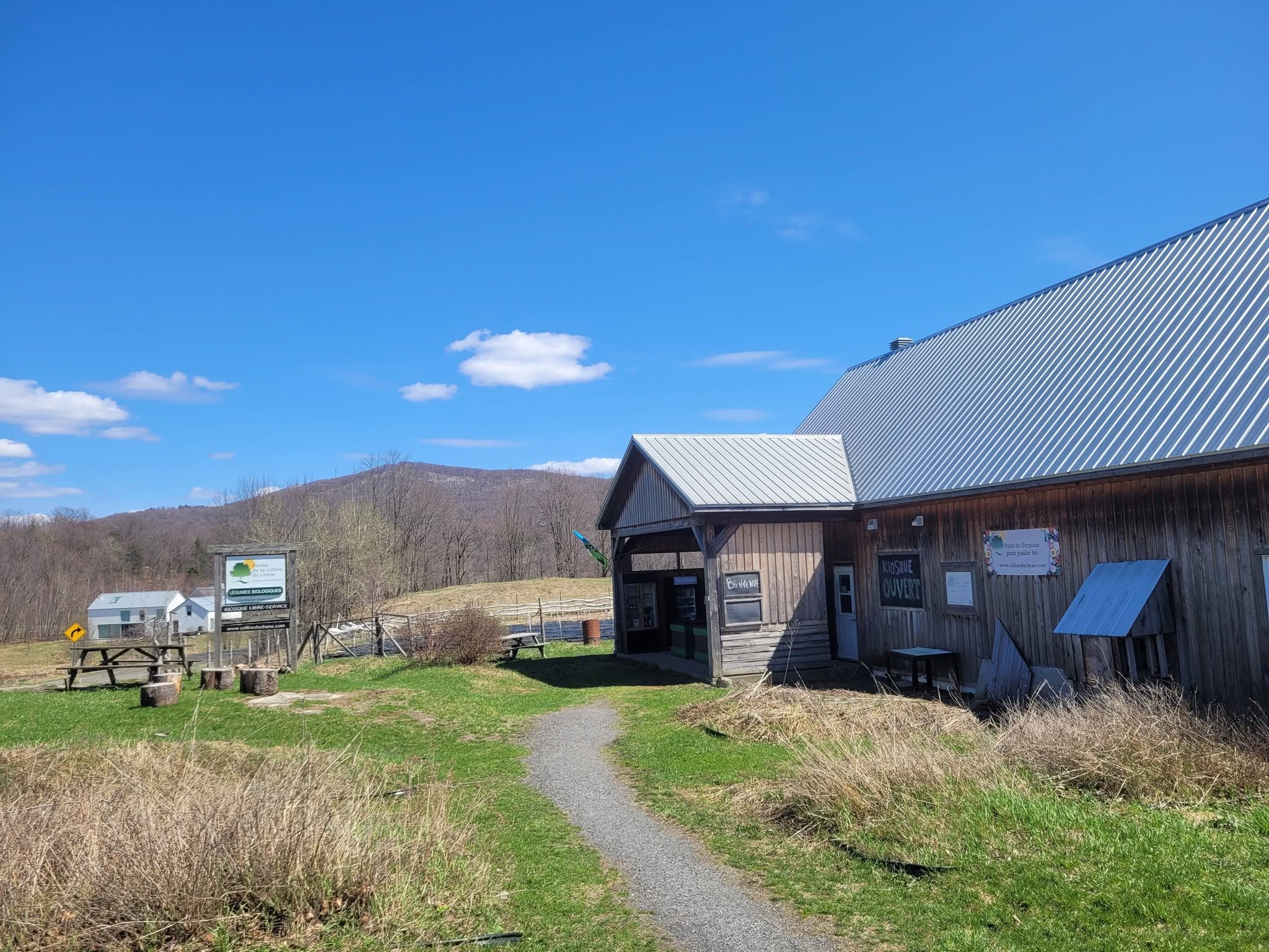 Exterior of the farm and kiosk in Bromont